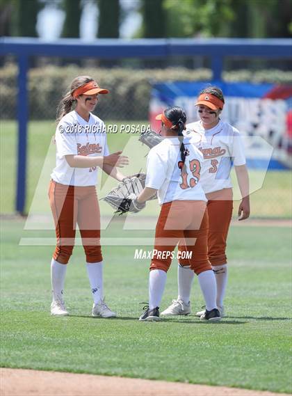 Thumbnail 2 in Dinuba vs. Selma (CIF DIII Final) photogallery.