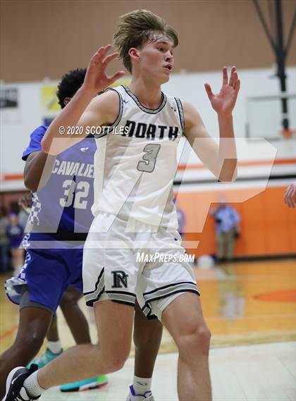Thumbnail 3 in Chillicothe vs. Pickerington North (OHSAA D1 District Semifinal) photogallery.