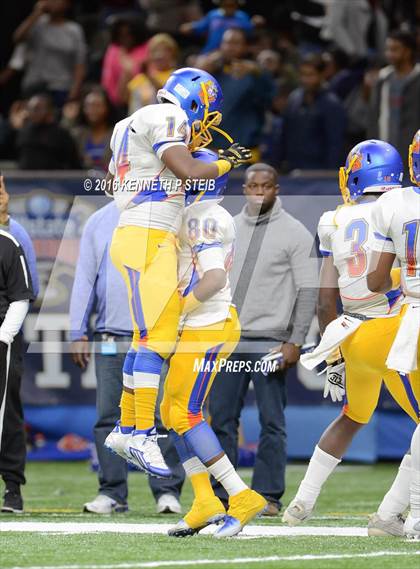 Thumbnail 2 in West Monroe vs. Landry-Walker (LHSAA Class 5A Final) photogallery.