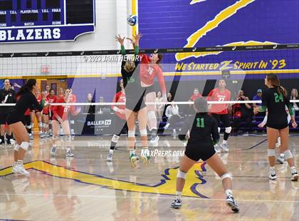 Thumbnail 2 in Mater Dei vs Mira Costa (Durango Fall Classic) photogallery.