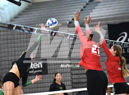 Thumbnail 3 in Mater Dei vs Mira Costa (Durango Fall Classic) photogallery.
