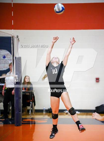 Thumbnail 2 in Schoolcraft vs. Galesburg-Agusta (SAC Tournament) photogallery.