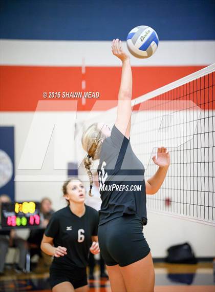 Thumbnail 3 in Schoolcraft vs. Galesburg-Agusta (SAC Tournament) photogallery.