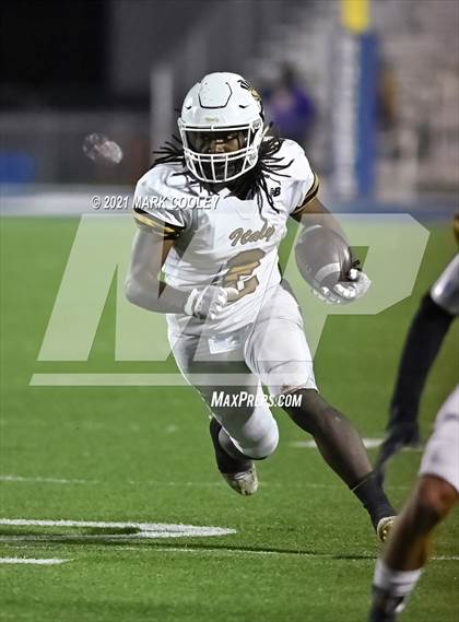 Thumbnail 2 in Italy vs. Hamilton (UIL 2A D1 Bi-District) photogallery.