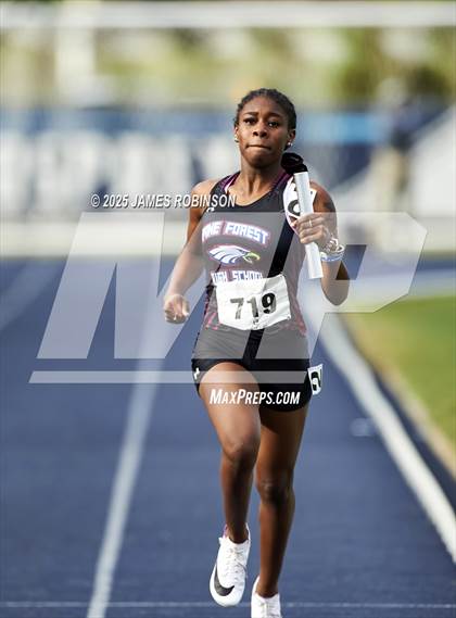 Thumbnail 2 in River City Relays (4x400m) photogallery.