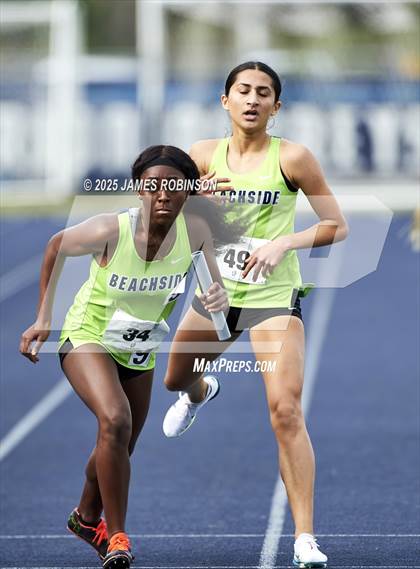 Thumbnail 2 in River City Relays (4x400m) photogallery.