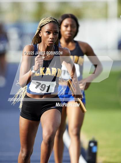 Thumbnail 2 in River City Relays (4x400m) photogallery.