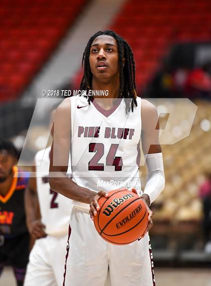 Thumbnail 2 in Landry-Walker vs Pine Bluff (King Cotton Classic) photogallery.