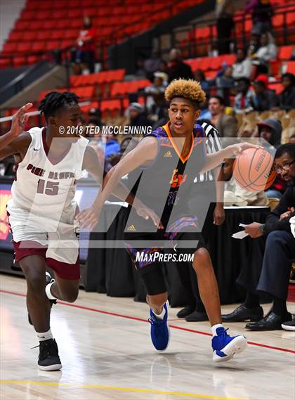 Thumbnail 3 in Landry-Walker vs Pine Bluff (King Cotton Classic) photogallery.