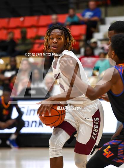 Thumbnail 3 in Landry-Walker vs Pine Bluff (King Cotton Classic) photogallery.
