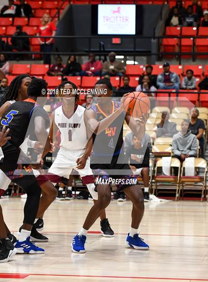 Thumbnail 3 in Landry-Walker vs Pine Bluff (King Cotton Classic) photogallery.
