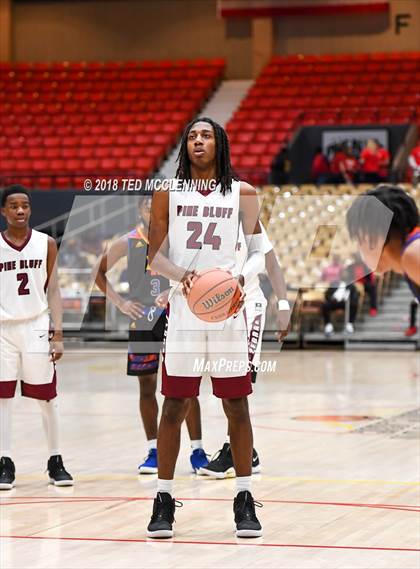 Thumbnail 2 in Landry-Walker vs Pine Bluff (King Cotton Classic) photogallery.