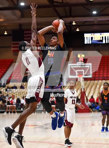 Thumbnail 3 in Landry-Walker vs Pine Bluff (King Cotton Classic) photogallery.