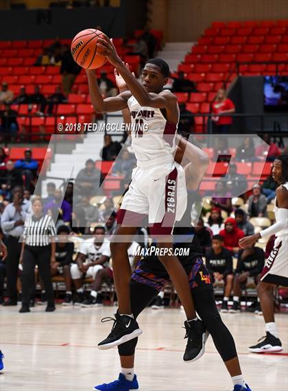 Thumbnail 2 in Landry-Walker vs Pine Bluff (King Cotton Classic) photogallery.