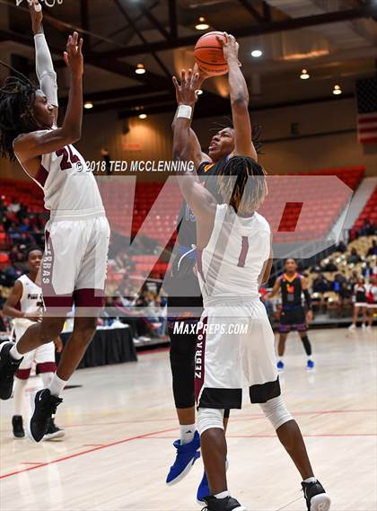 Thumbnail 2 in Landry-Walker vs Pine Bluff (King Cotton Classic) photogallery.