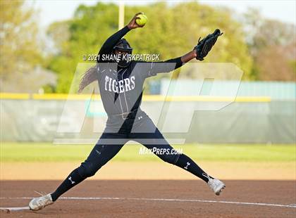 Thumbnail 2 in Mansfield @ DeSoto photogallery.