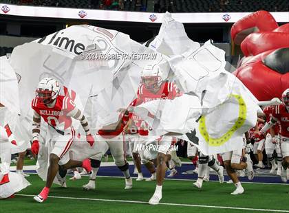 Thumbnail 2 in La Vega vs. Carthage (UIL 4A Division II Football Final) photogallery.