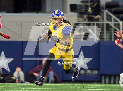 Thumbnail 1 in La Vega vs. Carthage (UIL 4A Division II Football Final) photogallery.