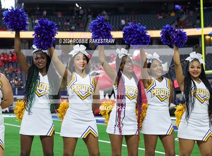 Thumbnail 3 in La Vega vs. Carthage (UIL 4A Division II Football Final) photogallery.