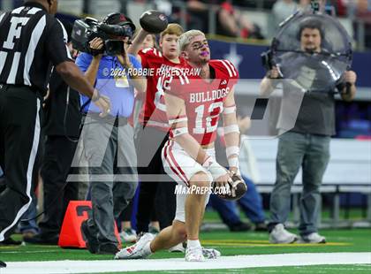 Thumbnail 3 in La Vega vs. Carthage (UIL 4A Division II Football Final) photogallery.