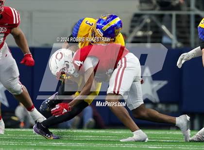 Thumbnail 2 in La Vega vs. Carthage (UIL 4A Division II Football Final) photogallery.