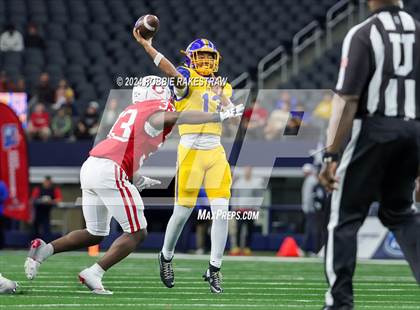 Thumbnail 1 in La Vega vs. Carthage (UIL 4A Division II Football Final) photogallery.