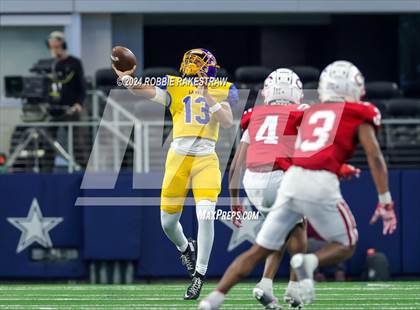 Thumbnail 3 in La Vega vs. Carthage (UIL 4A Division II Football Final) photogallery.