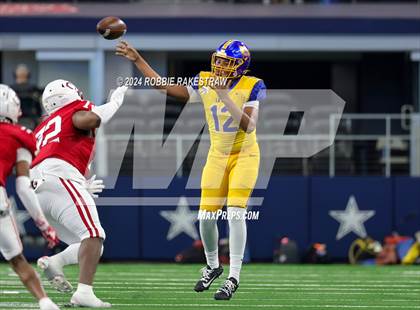 Thumbnail 3 in La Vega vs. Carthage (UIL 4A Division II Football Final) photogallery.