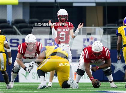 Thumbnail 3 in La Vega vs. Carthage (UIL 4A Division II Football Final) photogallery.