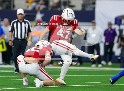 Thumbnail 2 in La Vega vs. Carthage (UIL 4A Division II Football Final) photogallery.