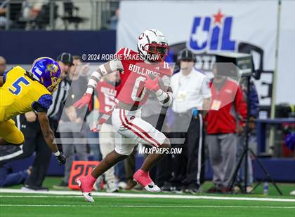 Thumbnail 1 in La Vega vs. Carthage (UIL 4A Division II Football Final) photogallery.