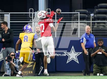 Thumbnail 2 in La Vega vs. Carthage (UIL 4A Division II Football Final) photogallery.