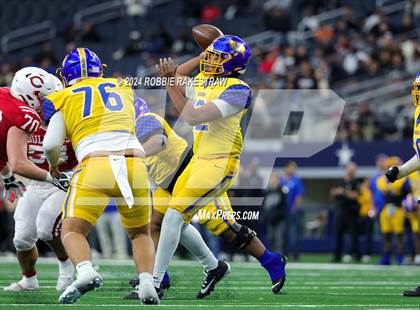 Thumbnail 2 in La Vega vs. Carthage (UIL 4A Division II Football Final) photogallery.
