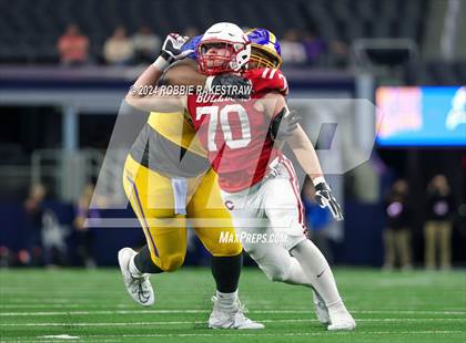 Thumbnail 2 in La Vega vs. Carthage (UIL 4A Division II Football Final) photogallery.