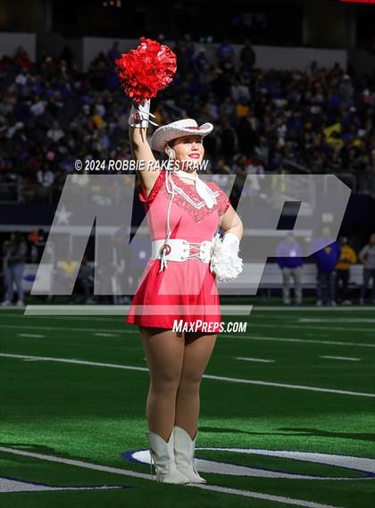 Thumbnail 1 in La Vega vs. Carthage (UIL 4A Division II Football Final) photogallery.