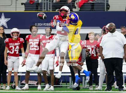 Thumbnail 3 in La Vega vs. Carthage (UIL 4A Division II Football Final) photogallery.