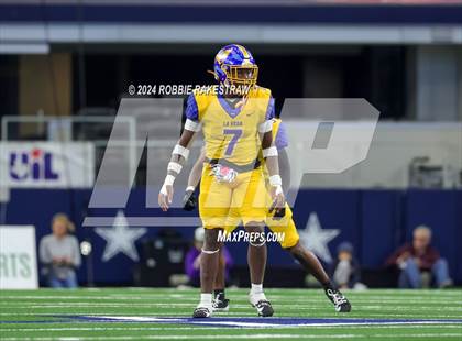 Thumbnail 1 in La Vega vs. Carthage (UIL 4A Division II Football Final) photogallery.