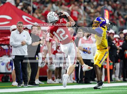 Thumbnail 2 in La Vega vs. Carthage (UIL 4A Division II Football Final) photogallery.