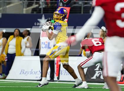 Thumbnail 1 in La Vega vs. Carthage (UIL 4A Division II Football Final) photogallery.