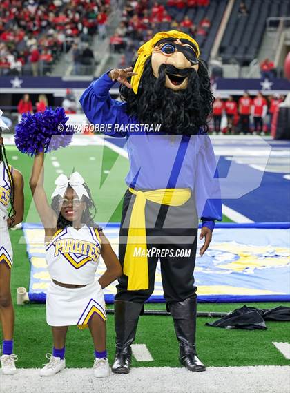 Thumbnail 2 in La Vega vs. Carthage (UIL 4A Division II Football Final) photogallery.