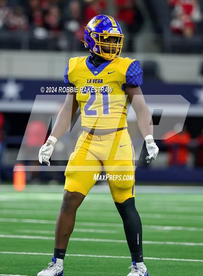 Thumbnail 3 in La Vega vs. Carthage (UIL 4A Division II Football Final) photogallery.