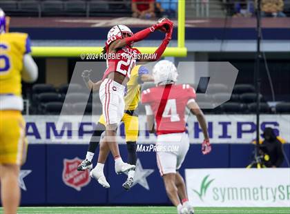 Thumbnail 3 in La Vega vs. Carthage (UIL 4A Division II Football Final) photogallery.
