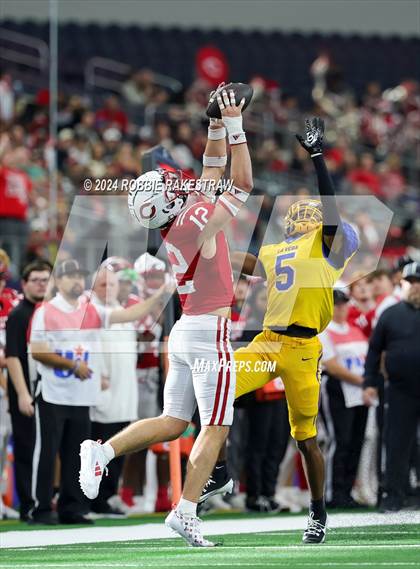 Thumbnail 3 in La Vega vs. Carthage (UIL 4A Division II Football Final) photogallery.
