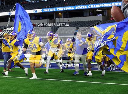 Thumbnail 3 in La Vega vs. Carthage (UIL 4A Division II Football Final) photogallery.