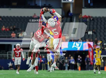 Thumbnail 2 in La Vega vs. Carthage (UIL 4A Division II Football Final) photogallery.