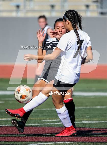 Thumbnail 2 in Glendora vs. Covina photogallery.