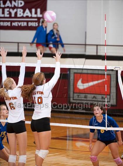 Thumbnail 3 in Alvin vs. Alamo Heights (Pearland Volleyball Classic) photogallery.
