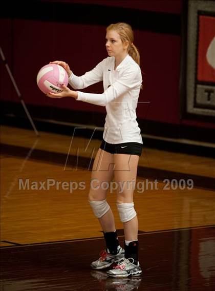 Thumbnail 3 in Alvin vs. Alamo Heights (Pearland Volleyball Classic) photogallery.