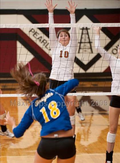 Thumbnail 1 in Alvin vs. Alamo Heights (Pearland Volleyball Classic) photogallery.
