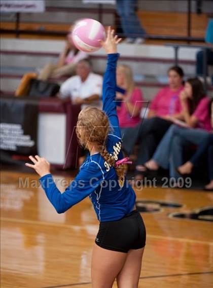Thumbnail 2 in Alvin vs. Alamo Heights (Pearland Volleyball Classic) photogallery.